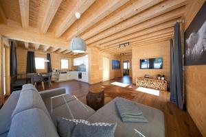 a living room with a couch and a kitchen at Bergchalet Raffalt in Rohrmoos