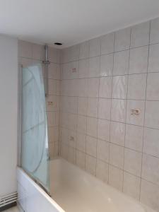 y baño con ducha y puerta de cristal. en Repaire des Corsaires Normands, en Le Tréport