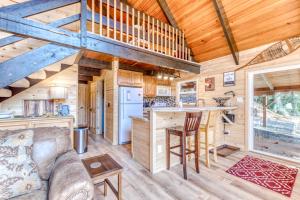 una cocina y sala de estar de una casa pequeña en Welches Mt. Retreat en Welches