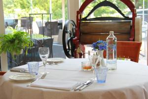 ห้องอาหารหรือที่รับประทานอาหารของ Hotel Hof van Twente