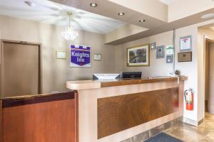 una hall di una locanda per cavalieri con reception di Knights Inn Orillia a Orillia