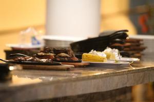 een aanrecht met twee borden voedsel erop bij Gran Hotel Nacional in David