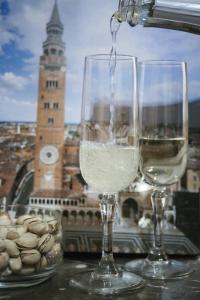 dois copos de vinho numa mesa com uma torre em Il Pentagramma em Cremona