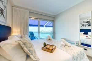 プエルト・デ・モガンにあるSunny Atlantic Apartmentのベッドルーム1室(大型ベッド1台付)が備わります。
