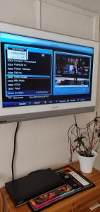 En tv och/eller ett underhållningssystem på Family room