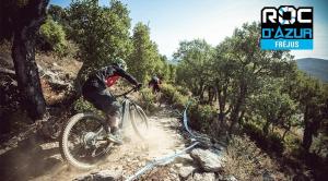deux personnes faisant du vélo sur un chemin de terre dans l'établissement Splendide Studio au cœur historique de Fréjus, à Fréjus