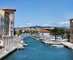 un pont sur une rivière avec des bateaux dans une ville dans l'établissement Splendide Studio au cœur historique de Fréjus, à Fréjus
