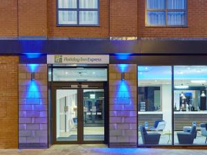 einen Eingang zu einem Gebäude mit blauem Licht in der Unterkunft Holiday Inn Express Grimsby, an IHG Hotel in Grimsby