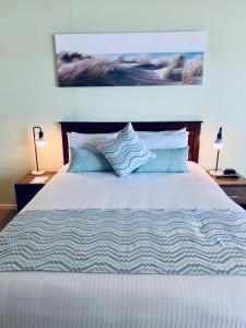 Ein Bett oder Betten in einem Zimmer der Unterkunft Ocean Views Resort Caloundra