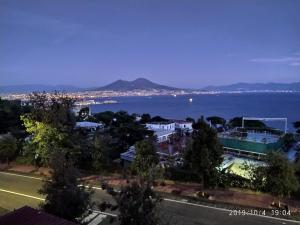 ナポリにあるPosillipo Super Monoの水辺と市街の景色を望む