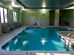 uma grande piscina com água azul num edifício em Holiday Inn Express - Grand Island, an IHG Hotel em Niagara Falls