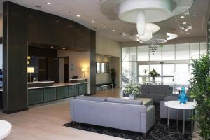 eine Bürolobby mit einem Sofa und einem Tisch in der Unterkunft Hampton Inn by Hilton North Hollywood in North Hollywood