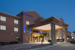 Holiday Inn Express Harvey-Marrero, an IHG Hotel في هارفي: عمل صيانة لمبنى مستشفى ليلا