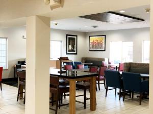 une salle à manger avec des tables et des chaises dans l'établissement Holiday Inn Express & Suites Harrison, an IHG Hotel, à Harrison