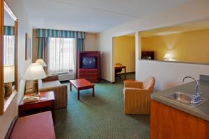 Ruang duduk di Holiday Inn Express Hanover, an IHG Hotel