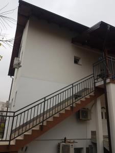 una escalera en el costado de un edificio en Apartman KIWI in a quite central area, en Banja Luka