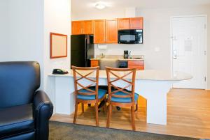 Foto da galeria de Candlewood Suites Jacksonville, an IHG Hotel em Jacksonville