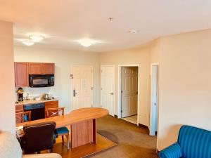 a room with a table and a kitchen with a counter at Candlewood Suites Hot Springs, an IHG Hotel in Hot Springs