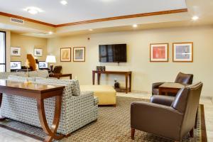 Candlewood Suites La Crosse, an IHG Hotel في لا كروس: غرفة معيشة مع أريكة وطاولة