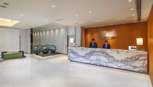 Area lobi atau resepsionis di Holiday Inn Express Hong Kong Kowloon CBD2, an IHG Hotel