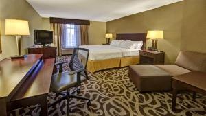 a hotel room with a bed and a television at Murfreesboro Central Hotel in Murfreesboro +20 photos