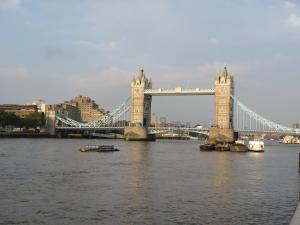 un ponte sull'acqua con una barca davanti di Holiday Inn Express Royal Docks, an IHG Hotel a Londra