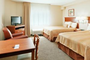 Voodi või voodid majutusasutuse Candlewood Suites Hazleton, an IHG Hotel toas