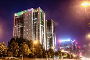 合肥合肥高新智选假日酒店的夜间有灯光的建筑
