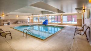 una gran piscina en un edificio con sillas en Holiday Inn Express Wichita South, an IHG Hotel, en Wichita