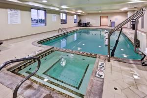 una gran piscina cubierta en un edificio en Holiday Inn Express Northwest Maize, an IHG Hotel, en Maize