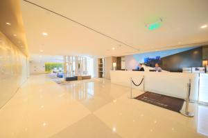 a lobby with a reception desk in a building at Holiday Inn Express Yingkou Onelong Plaza by IHG in Gaizhou