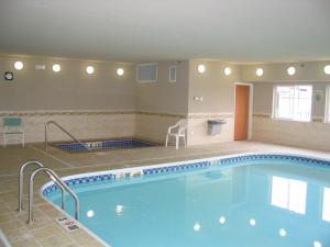 una gran piscina en una habitación de hotel en Holiday Inn Express Jamestown, an IHG Hotel en Jamestown
