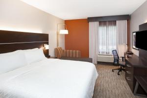 TV a/nebo společenská místnost v ubytování Holiday Inn Express Haskell-Wayne Area by IHG