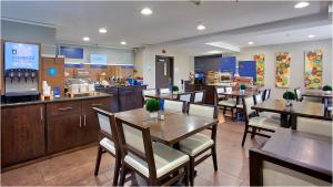 En restaurang eller annat matställe på Holiday Inn Express & Suites Costa Mesa, an IHG Hotel