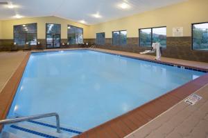 uma grande piscina interior com água azul em Holiday Inn Express Berea, an IHG Hotel em Berea