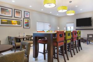 um restaurante com um bar com cadeiras e mesas em Holiday Inn Express Berea, an IHG Hotel em Berea