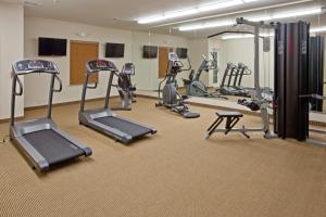 - une salle de sport avec plusieurs tapis de course dans l'établissement Candlewood Suites Houston The Woodlands, an IHG Hotel, à The Woodlands