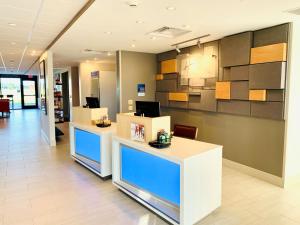 Лоби или рецепция в Holiday Inn Express & Suites - Middletown, an IHG Hotel