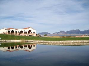 una casa en un campo de golf junto a un cuerpo de agua en Holiday Inn Express Las Cruces North, an IHG Hotel en Las Cruces