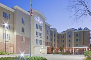 une image de l'avant d'un hôtel dans l'établissement Candlewood Suites Houston The Woodlands, an IHG Hotel, à The Woodlands
