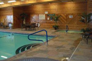 uma grande piscina com mesa e cadeiras em Holiday Inn Express Hotel & Suites Lexington, an IHG Hotel em Lexington