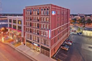 テレホートにあるCandlewood Suites Terre Haute by IHGの市街地の建物の上面