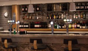 Salone o bar di Holiday Inn Express London Stansted Airport, an IHG Hotel