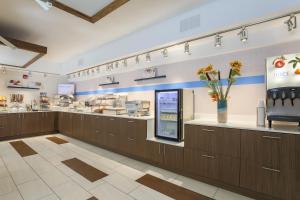 un negozio con armadi in legno e un bancone con fiori di Holiday Inn Express Irondequoit, an IHG Hotel a Rochester