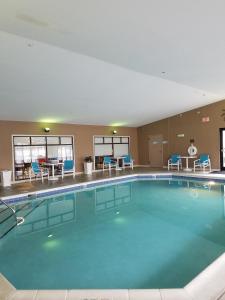 בריכת השחייה שנמצאת ב-Holiday Inn Express Hotel & Suites Kingsport-Meadowview I-26, an IHG Hotel או באזור