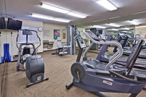 印第安納波利斯的住宿－印第安納波利斯燭木套房酒店，健身房设有跑步机和椭圆机