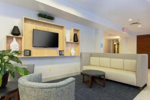 TV a/nebo společenská místnost v ubytování Holiday Inn Express Irondequoit, an IHG Hotel