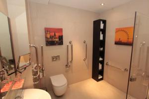 A bathroom at Hotel Indigo London Tower Hill, an IHG Hotel 