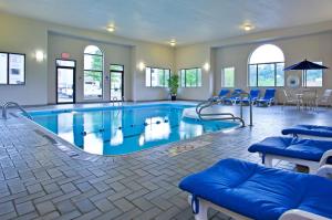 The swimming pool at or close to Holiday Inn Express Hotel Pittsburgh-North/Harmarville, an IHG Hotel