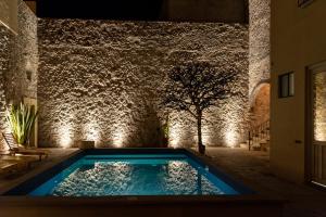 a swimming pool in the middle of a building at Hotel Nena Centro in San Miguel de Allende +50 photos